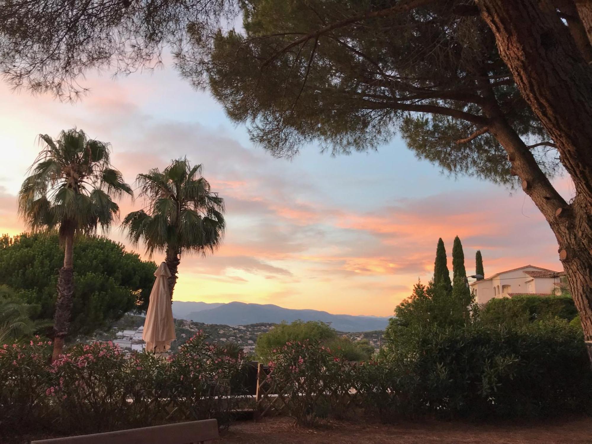 Haus Mit Garten Ueber Der Bucht Von Cannes 발로리스 외부 사진