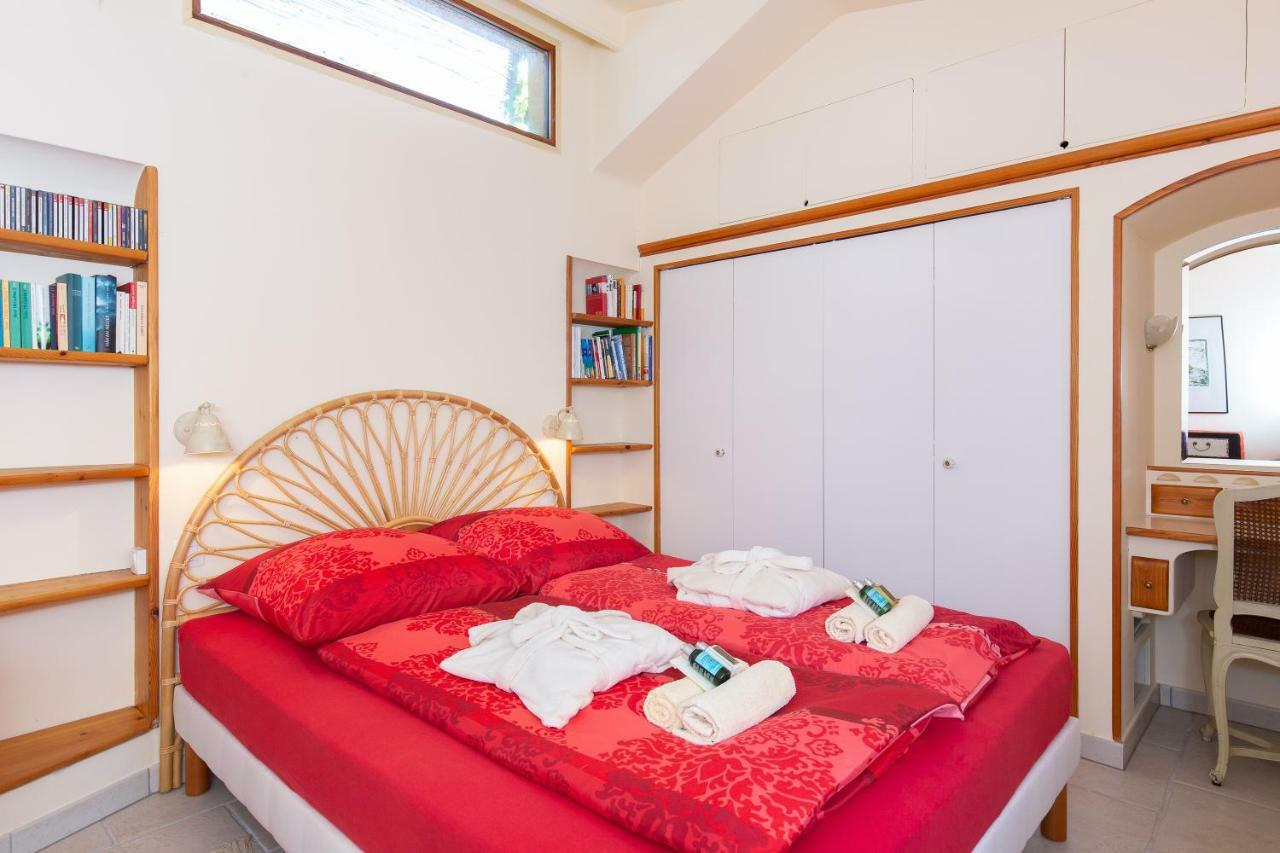 Haus Mit Garten Ueber Der Bucht Von Cannes 발로리스 외부 사진